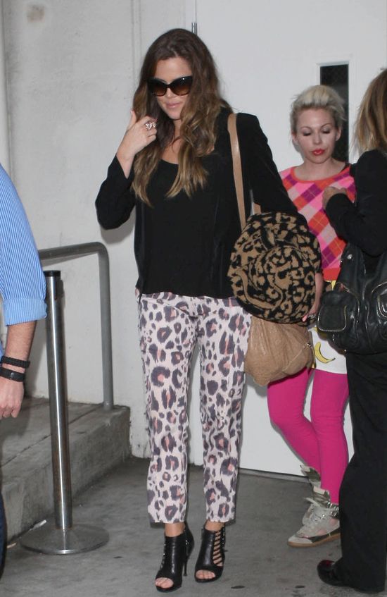 Khloe i Kourtney na lotnisku też trzymają fason (FOTO)