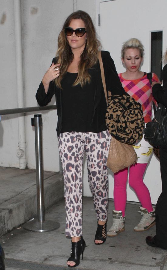 Khloe i Kourtney na lotnisku też trzymają fason (FOTO)