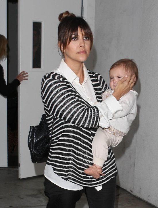 Khloe i Kourtney na lotnisku też trzymają fason (FOTO)