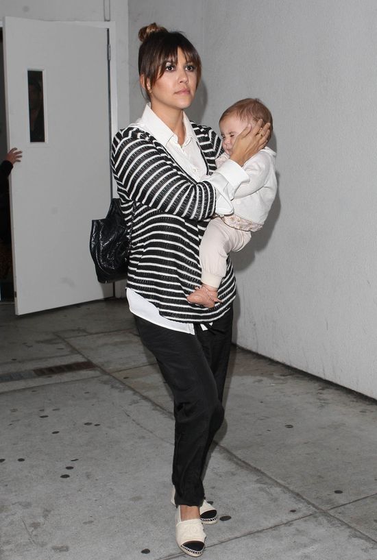 Khloe i Kourtney na lotnisku też trzymają fason (FOTO)