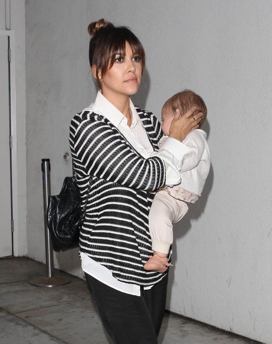 Khloe i Kourtney na lotnisku też trzymają fason (FOTO)