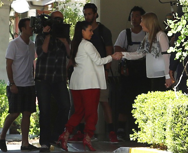 Czy Kim Kardashian ściska czymś brzuch? (FOTO)