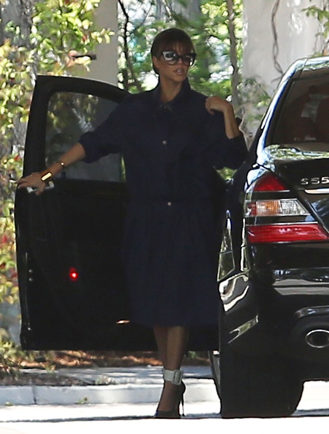 Czy Kim Kardashian ściska czymś brzuch? (FOTO)