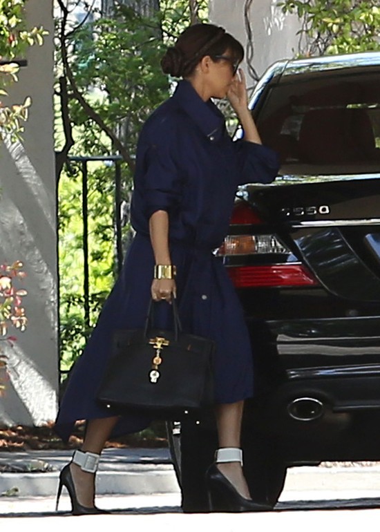 Czy Kim Kardashian ściska czymś brzuch? (FOTO)