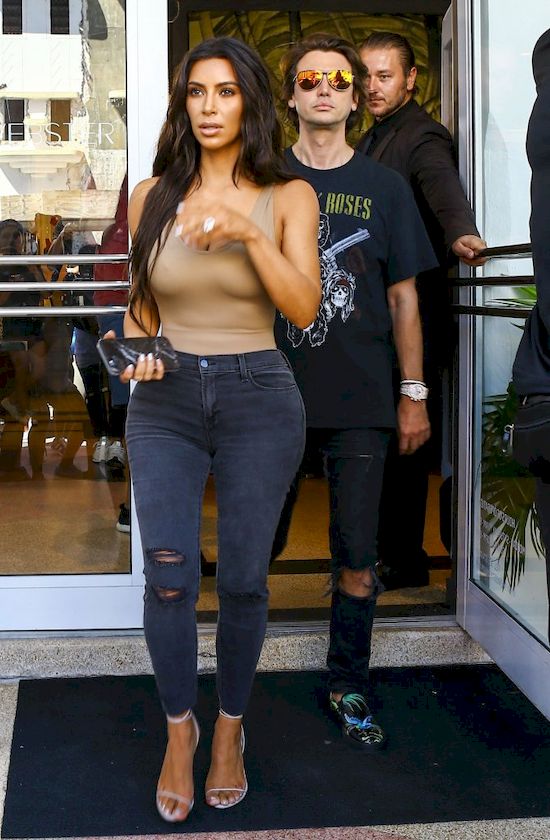 Gdzie przebywał ochroniarz Kim Kardashian w chwili napadu? Gdzie przebywał ochroniarz Kim Kardashian w chwili napadu?