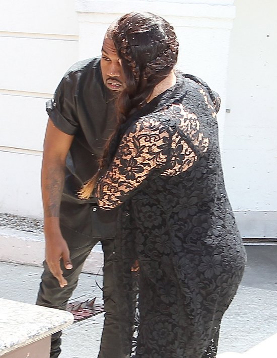 Kanye West uderzył głową w znak (FOTO)