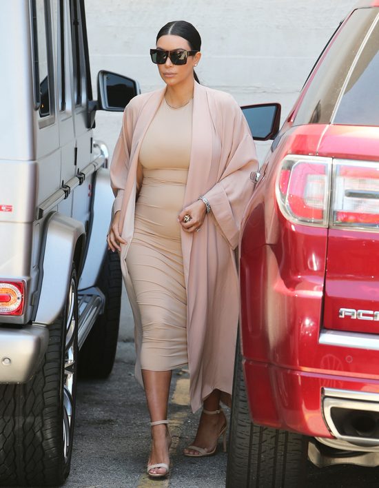 Kim Kardashian eksponuje brzuch - z rodziną w teatrze (FOTO)