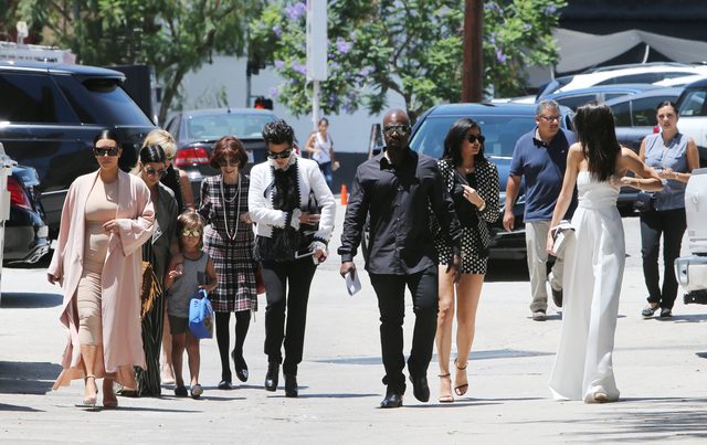 Kim Kardashian eksponuje brzuch - z rodziną w teatrze (FOTO)