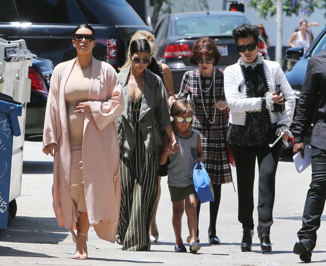 Kim Kardashian eksponuje brzuch - z rodziną w teatrze (FOTO)