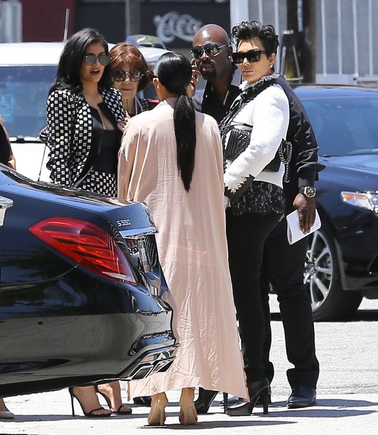 Kim Kardashian eksponuje brzuch - z rodziną w teatrze (FOTO)