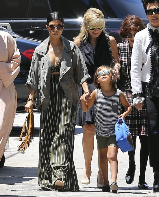 Kim Kardashian eksponuje brzuch - z rodziną w teatrze (FOTO)