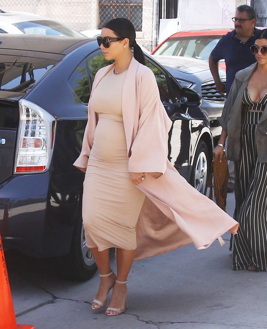 Kim Kardashian eksponuje brzuch - z rodziną w teatrze (FOTO)