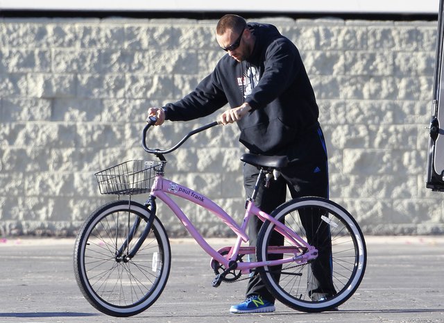 Klum z rodziną na rowerach (FOTO)