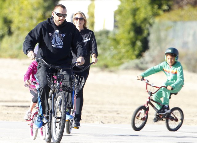 Klum z rodziną na rowerach (FOTO)
