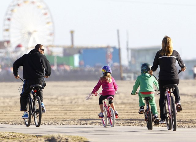 Klum z rodziną na rowerach (FOTO)
