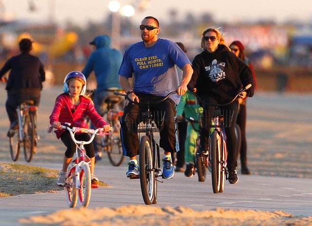 Klum z rodziną na rowerach (FOTO)
