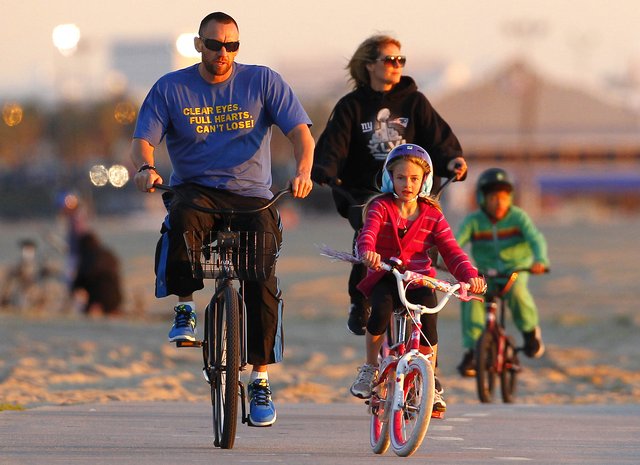 Klum z rodziną na rowerach (FOTO)