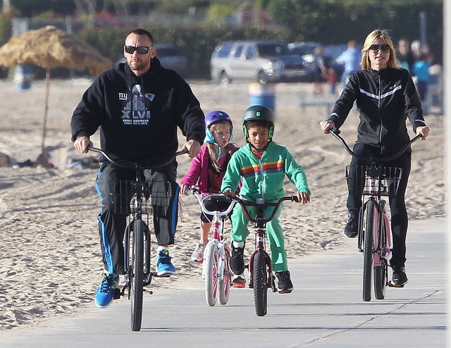 Klum z rodziną na rowerach (FOTO)