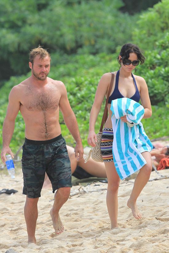 Jennifer Lawrence świętuje w bikini na Hawajach (FOTO) Jennifer Lawrence świętuje w bikini na Hawajach (FOTO)