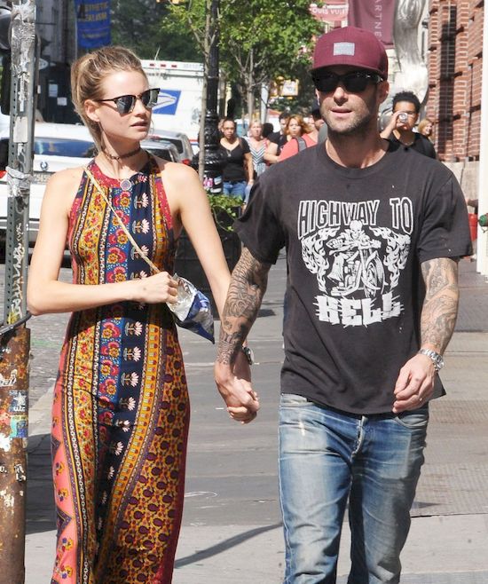 Adam Levine ofiarą obrzydliwej plotki! Miał... pobić żonę i dziecko!