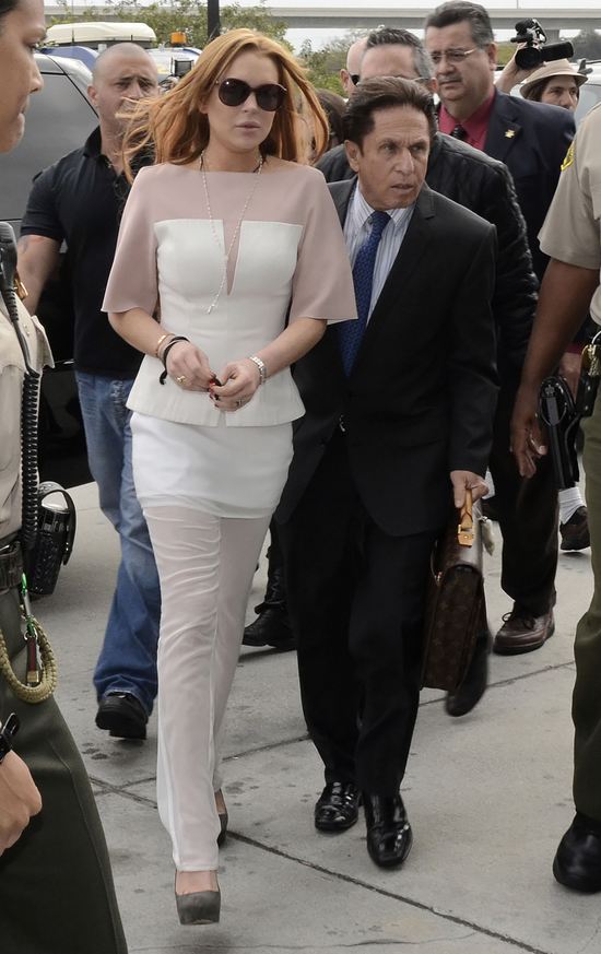 Lindsay Lohan spóźniona do sądu o 48 minut (FOTO)