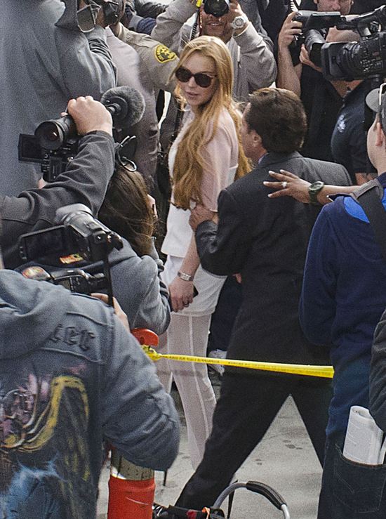 Lindsay Lohan spóźniona do sądu o 48 minut (FOTO)