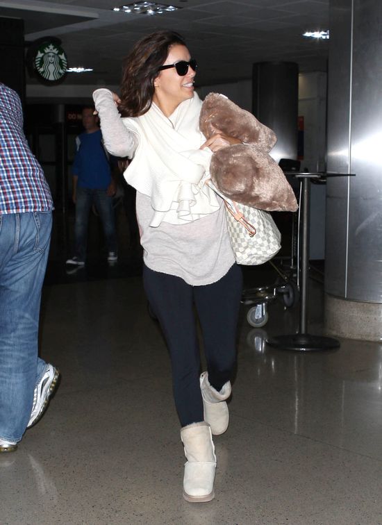 Eva Longoria zmęczenie chowa pod okularami (FOTO)