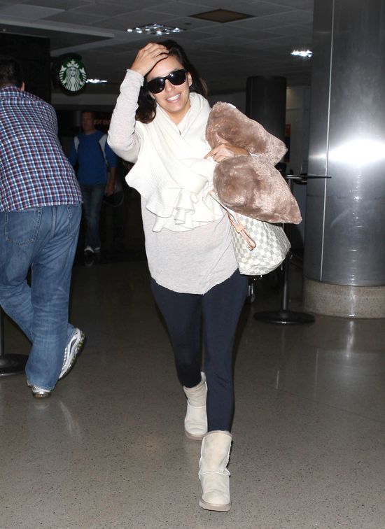 Eva Longoria zmęczenie chowa pod okularami (FOTO)