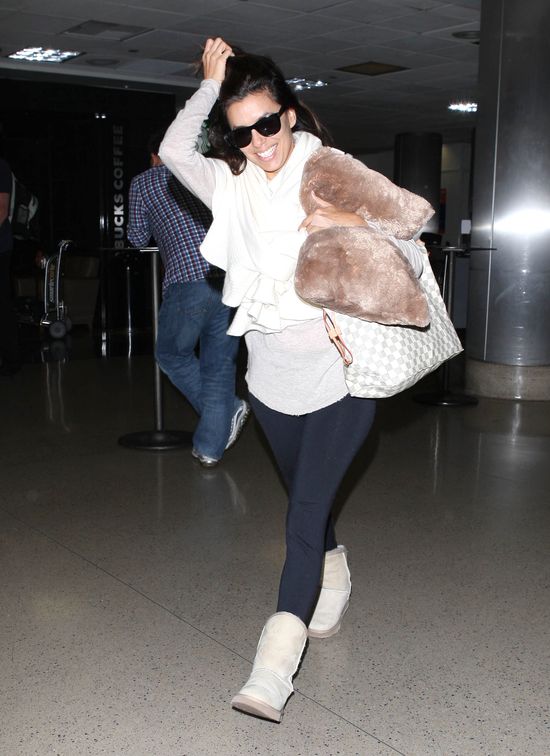 Eva Longoria zmęczenie chowa pod okularami (FOTO)