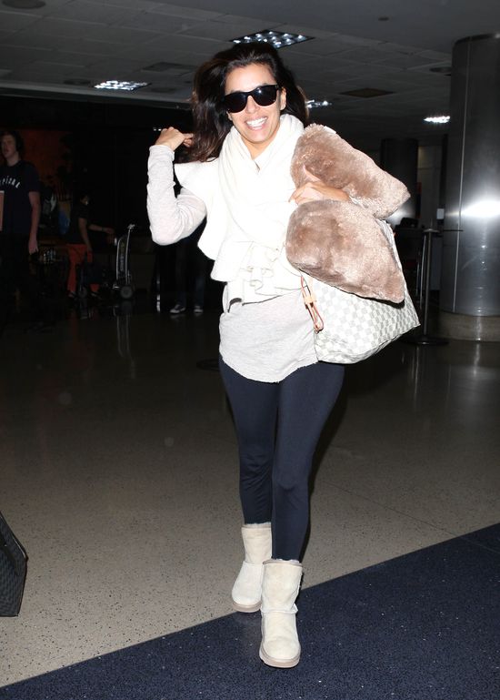Eva Longoria zmęczenie chowa pod okularami (FOTO)