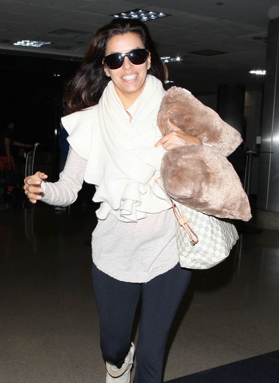 Eva Longoria zmęczenie chowa pod okularami (FOTO)