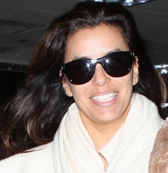 Eva Longoria zmęczenie chowa pod okularami (FOTO)