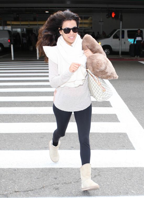 Eva Longoria zmęczenie chowa pod okularami (FOTO)