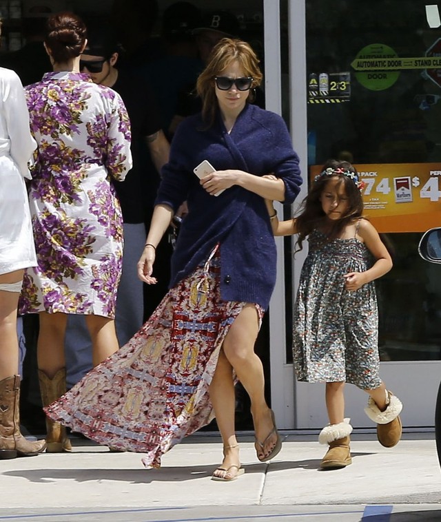 Jennifer Lopez twierdzi, że jest singielką, ale... (FOTO)