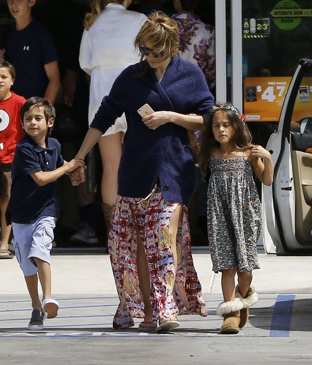 Jennifer Lopez twierdzi, że jest singielką, ale... (FOTO)