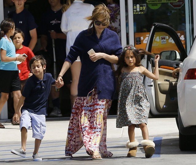 Jennifer Lopez twierdzi, że jest singielką, ale... (FOTO)