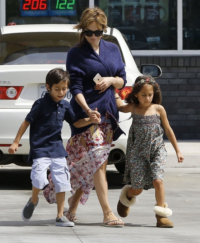 Jennifer Lopez twierdzi, że jest singielką, ale... (FOTO)