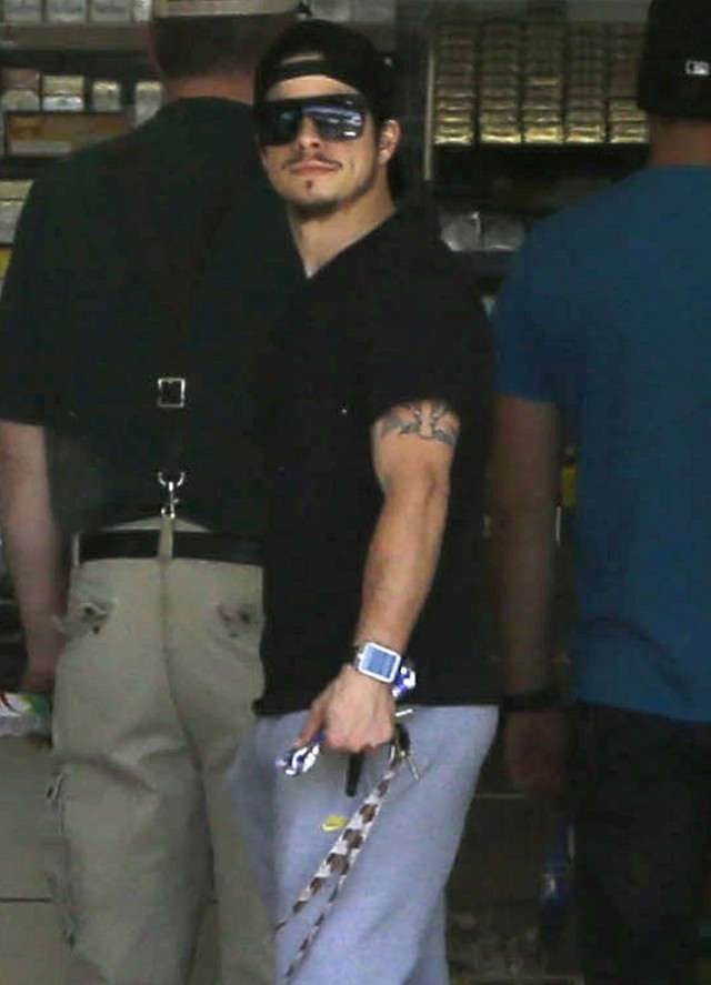 Jennifer Lopez twierdzi, że jest singielką, ale... (FOTO)