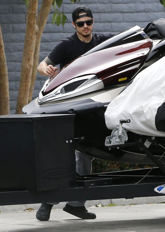 Jennifer Lopez twierdzi, że jest singielką, ale... (FOTO)