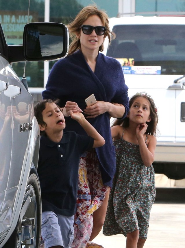 Jennifer Lopez twierdzi, że jest singielką, ale... (FOTO)