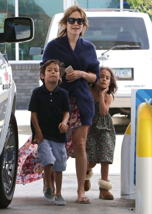 Jennifer Lopez twierdzi, że jest singielką, ale... (FOTO)