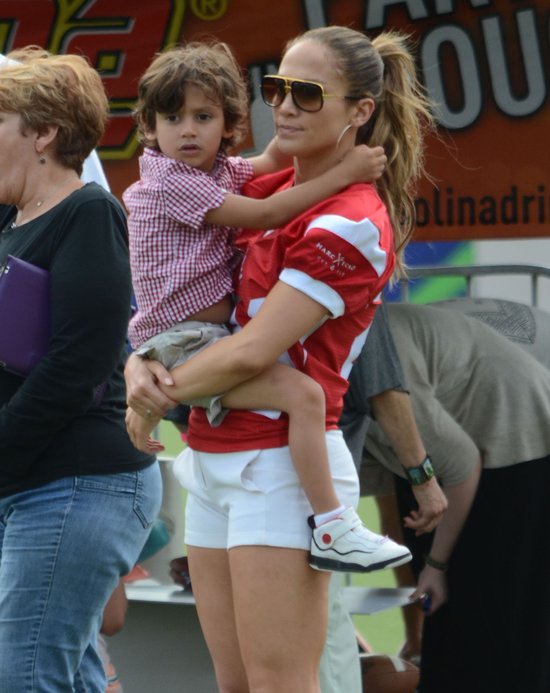 Jennifer Lopez z chłopakiem na boisku (FOTO)