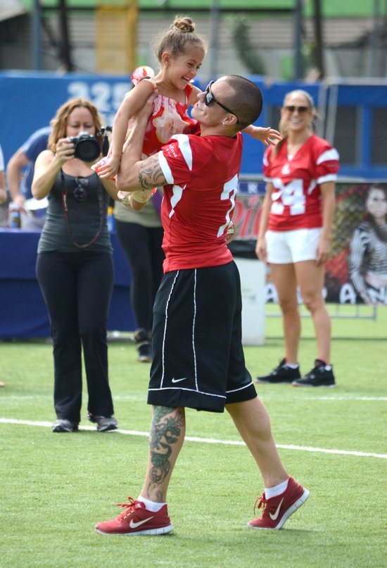 Jennifer Lopez z chłopakiem na boisku (FOTO)