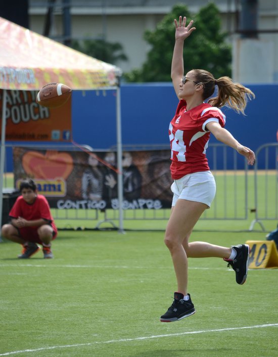 Jennifer Lopez z chłopakiem na boisku (FOTO)