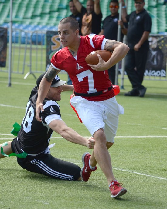 Jennifer Lopez z chłopakiem na boisku (FOTO)