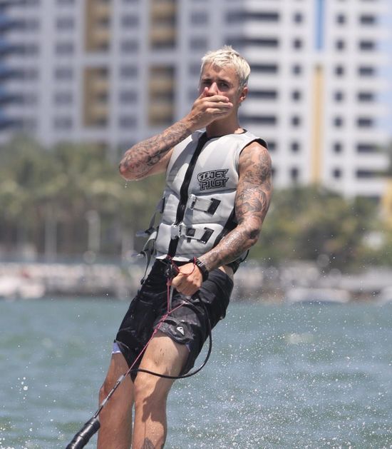 Justin Bieber obraził swojego fana, kiedy dawali mu prezenty! (VIDEO) Justin Bieber obraził swojego fana, kiedy dawali mu prezenty! (VIDEO)