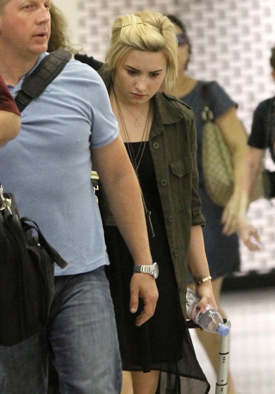 Zdenerwowana Demi Lovato (FOTO) Zdenerwowana Demi Lovato (FOTO)