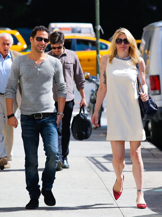 Z kim Courtney Love trzyma się za ręce? (FOTO)