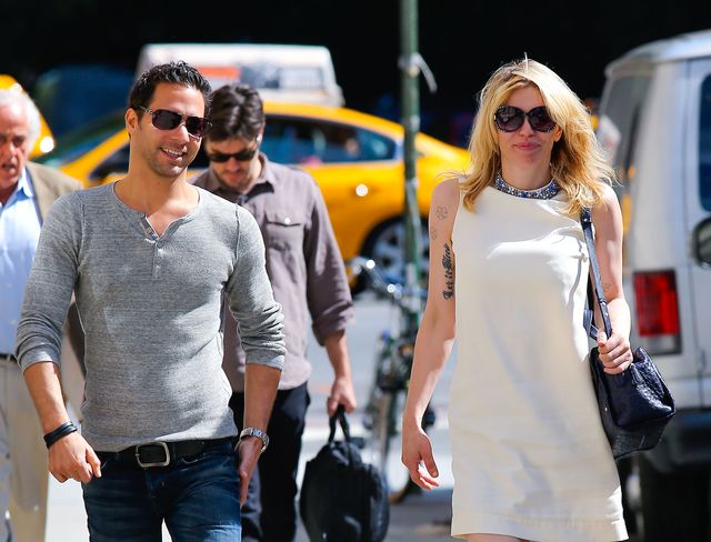 Z kim Courtney Love trzyma się za ręce? (FOTO) Z kim Courtney Love trzyma się za ręce? (FOTO)