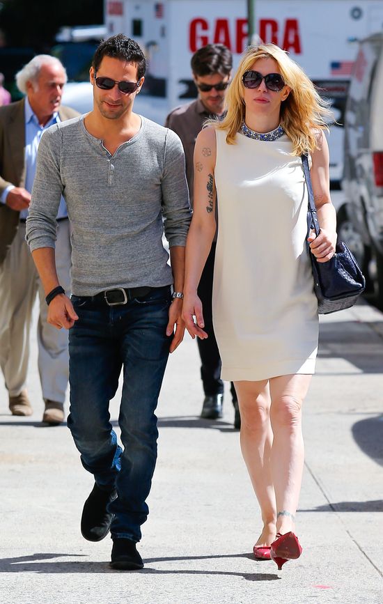 Z kim Courtney Love trzyma się za ręce? (FOTO) Z kim Courtney Love trzyma się za ręce? (FOTO)